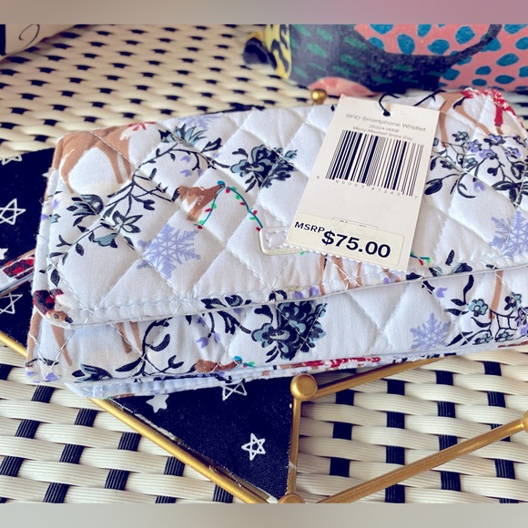 Vera Bradley RFID Smartphone Wristlet Cotton Quilted ✨ Merry Mischief Snow Day - Picture 2 of 16